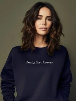 Sweatshirt "Family First Forever" Donkerblauw